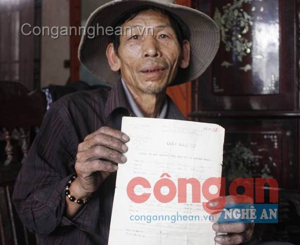 “Liệt sĩ” Nguyễn Chánh Nhường cầm trên tay giấy báo tử của mình