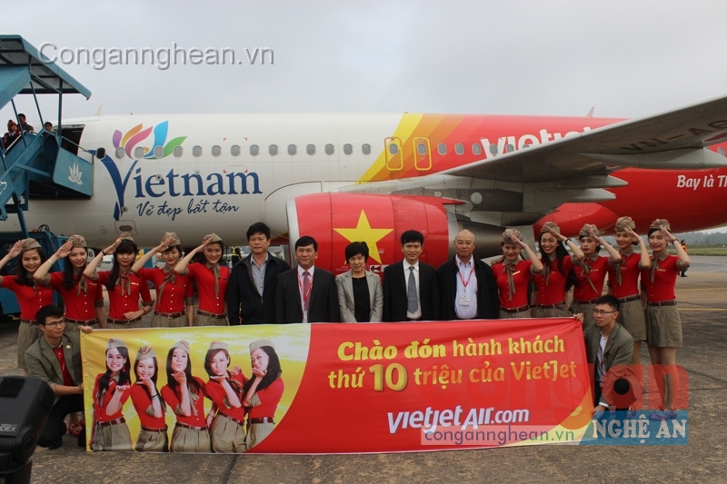 Bà Kang Jeong Hee may mắn là hành khách thứ 10 triệu của Vietjet