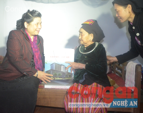 Phó Chủ tịch Quốc hội Tòng Thị Phóng  trao quà cho gia đình chính sách  huyện Con Cuông