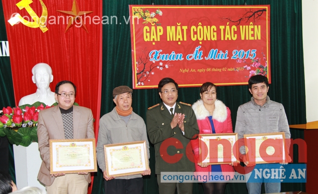 Đại tá Hồ Văn Tứ, Phó giám đốc Công an tỉnh trao giấy khen của Giám đốc Công an tỉnh cho 4 công tác viên vì đã có thành tích xuất sắc