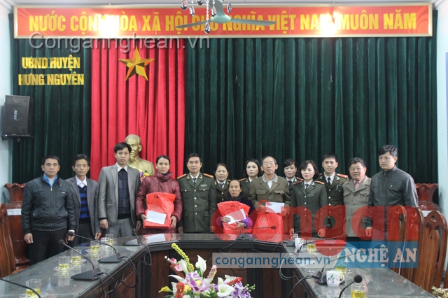 Tạng quà cho các gia đình có hoàn cảnh đặc biệt khó khăn tại huyện Hưng Nguyên