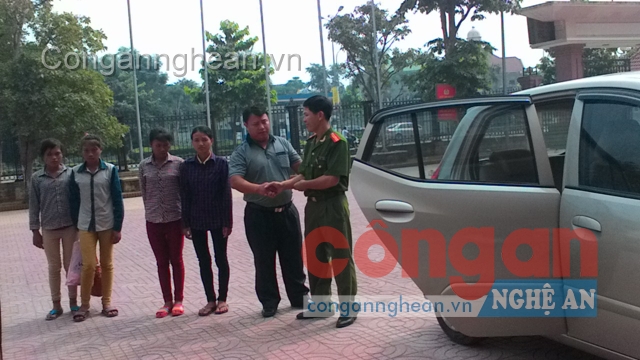 Phòng Cảnh sát ĐTTP về TTXH bàn giao 4 thiếu nữ bị bán sang Trung Quốc cho Phòng LĐTB&XH huyện Kỳ Sơn