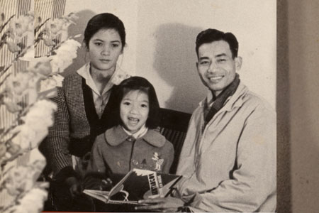 Gia đình đạo diễn Trần Vũ - Đức Hoàn và con gái Phương Hoa, chụp năm 1961
