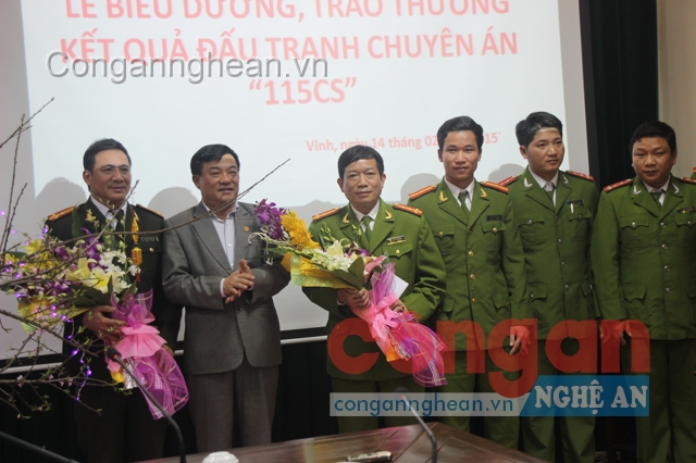 Đồng chí Võ Viết Thanh, Ủy viên BTV Tỉnh ủy, Bí thu Thành ủy Vinh trao thưởng cho Ban chuyên án