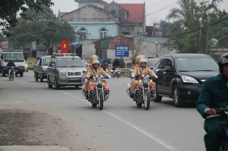 Các lực lượng tham gia diễu hành tuyên truyền phòng chống pháo trên địa bàn thành phố Vinh