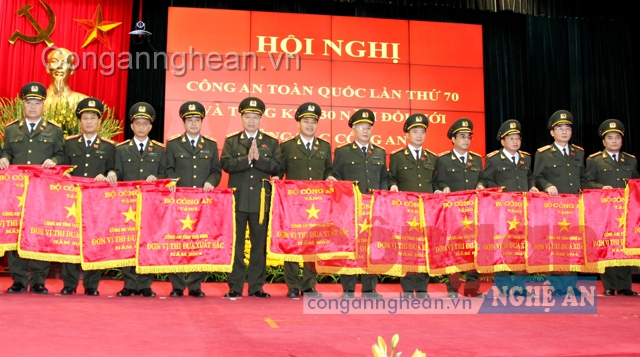 Thiếu tướng Nguyễn Xuân Lâm, Giám đốc Công an tỉnh (thứ 2 từ phải sang) nhận  Cờ thi đua xuất sắc của Bộ Công an tại Hội nghị Công an toàn quốc lần thứ 70   