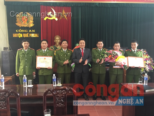 Chủ tịch UBND huyện Quế Phong chúc mừng Công an huyện vì thành tích xuất sắc trong tấn công, trấn áp tội phạm