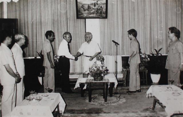 Ông Trần Đình Đúc trong một lần làm việc với Ban Tổ chức Trung ương Đảng nhân dân cách mạng Lào
