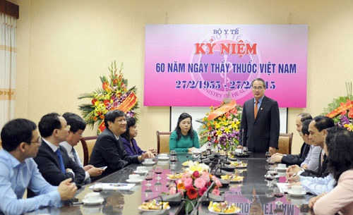 Chủ tịch Ủy ban Trung ương MTTQ Việt Nam Nguyễn Thiện Nhân chúc mừng lãnh đạo Bộ Y tế