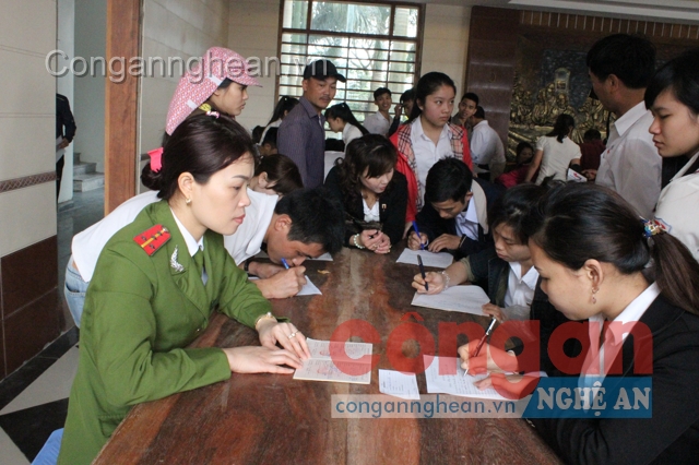 Công an TP Vinh tổ chức làm CMND cho người dân tại giáo xứ Yên Đại