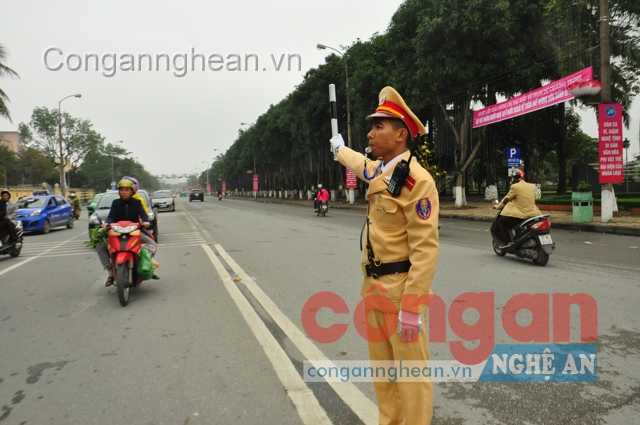 Lực lượng CSGT Công an Nghệ An phân luồng giao thông trên địa bàn TP Vinh trong ngày Tết