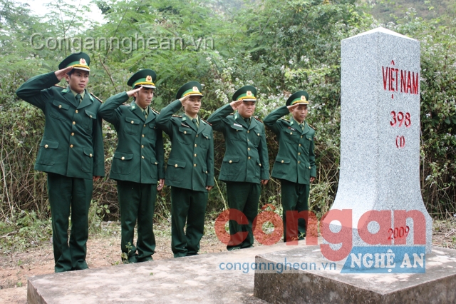 CBCS Đồn Biên phòng Keng Đu, BĐBP Nghệ An  chào mốc chủ quyền biên giới Việt Nam - Lào