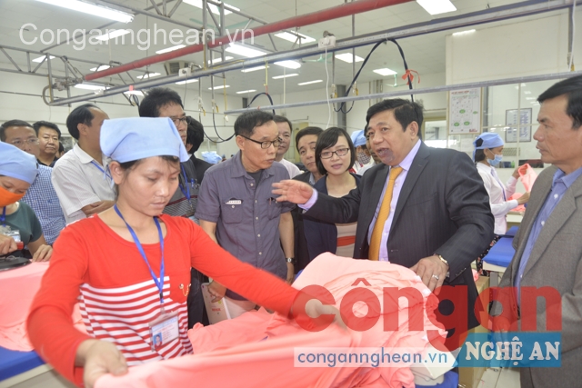 Lãnh đạo tỉnh Nghệ An cùng các nhà đầu tư tham quan Nhà máy Namsung Vina tại huyện Diễn Châu - Ảnh: Sỹ Minh