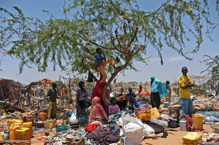Người tị nạn Somali đứng giữa đống đổ nát sau khi nơi trú ẩn tạm thời của họ bị phá hủy bởi các binh sĩ Somali tại trại tị nạn Sarkusta ở miền nam Mogadishu