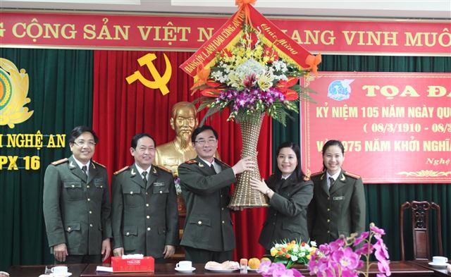 Thiếu tướng Nguyễn Xuân Lâm, Giám đốc Công an tỉnh tặng hoa chúc mừng Hội phụ nữ