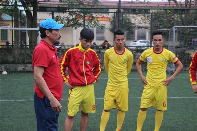 HLV Nguyễn Quang Hải và các học trò nếu muốn đi tiếp phải thắng trong trận đấu chiều nay