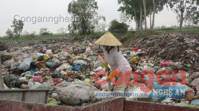 Bãi rác thải tại xã Quỳnh Hưng hiện nay đang gây ra nhiều hệ lụy về môi trường