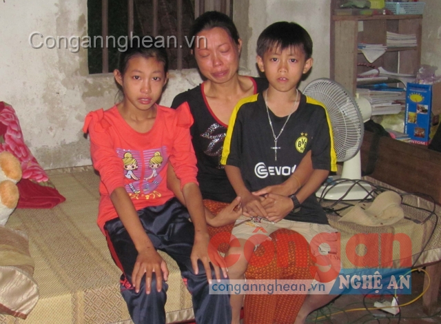 Chị Nguyễn Thị Hà bên hai con Mai Nương và Duy Đan