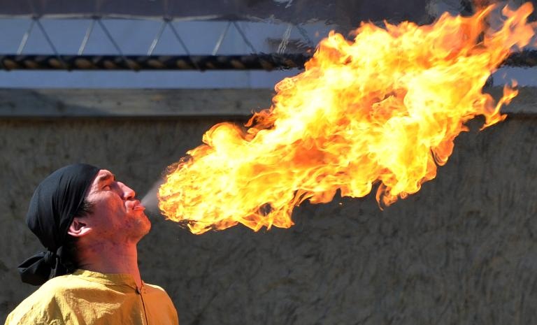 Một người biểu diễn lửa trong trong lễ hội mừng năm mới Nowruz ở ngoại ô thủ đô Bishkek, Kyrgyzstan