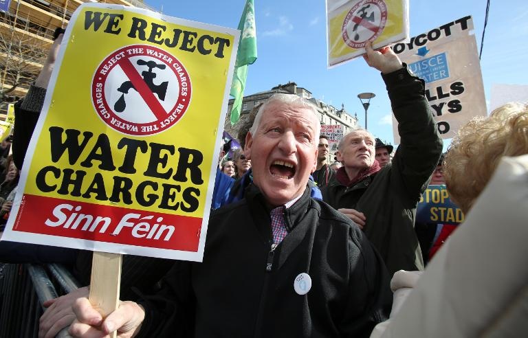 Người đàn ông trong đoàn hàng ngàn người tuần hành phản đối chính sách thắt lưng buộc bụng của chính phủ tại trung tâm Thủ đô Dublin, Ireland