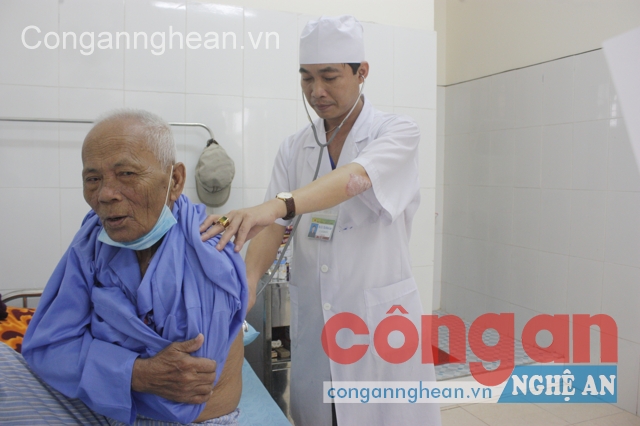 Bác sĩ Bệnh viện Lao và Bệnh phổi Nghệ An khám bệnh cho bệnh nhân 