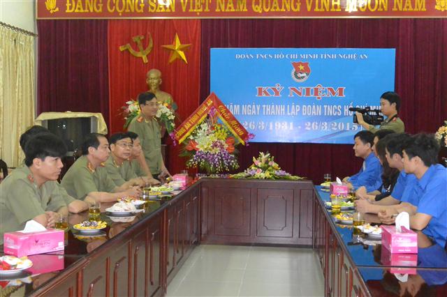 Đại tá Hồ Văn Tứ, Phó Giám đốc Công an tỉnh chúc mừng Tỉnh đoàn
