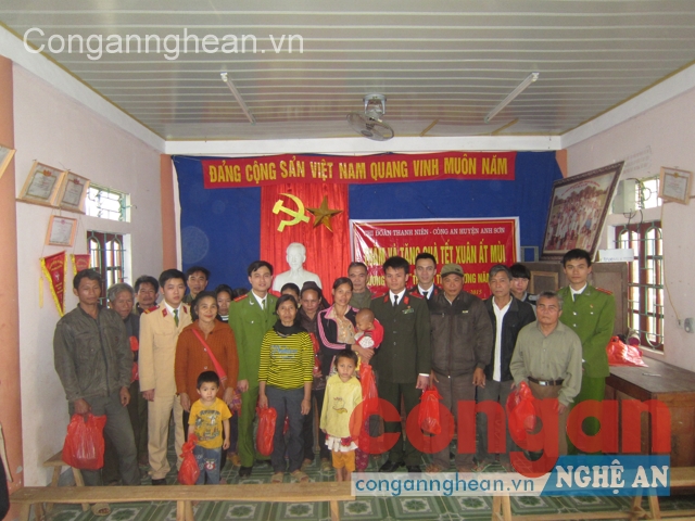 Chi đoàn Công an huyện Anh Sơn trao quà cho người dân xã Hoa Sơn dịp Tết Ất Mùi 2015