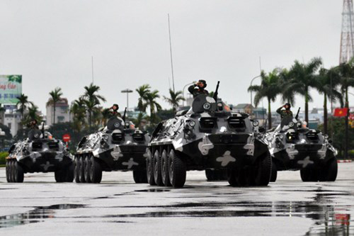 Đội hình xe thiết giáp bánh lốp của Bộ Tư lệnh Thủ đô. Xe được trang bị vũ khí có hỏa lực mạnh.