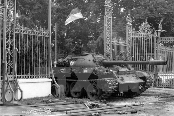 Xe tăng quân Giải phóng đánh chiếm Dinh Độc Lập ngày 30/4/1975.