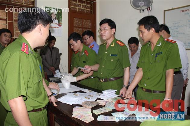 Công an huyện Hưng Nguyên kiểm tra tang vật trong Chuyên án 315M, phá đường dây ma túy liên tỉnh - Ảnh: Đức Thắng 