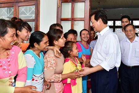 Thủ tướng động viên bà con xã Phước Trung
