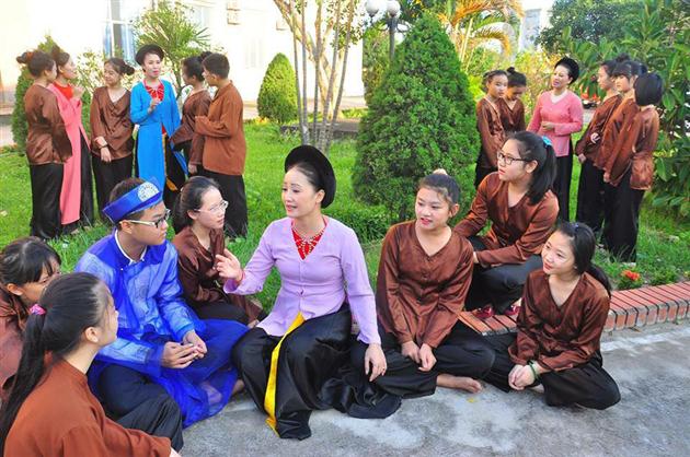 Nghệ sĩ nhân dân Hồng Lựu dạy hát cho các em học sinh