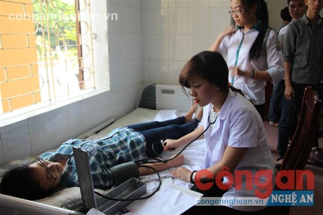 Tổ chức khám sức khỏe cho học sinh Trường THPT Quỳnh Lưu I, huyện Quỳnh Lưu