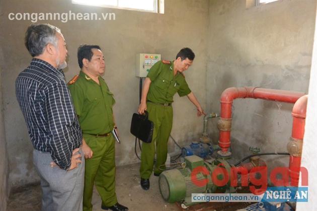 Lực lượng Cảnh sát PC&CC kiểm tra hệ thống bơm nước chữa cháy tại cơ sở