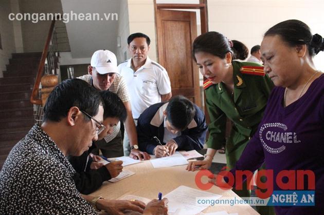 Cán bộ Đội Cảnh sát QLHC về TTXH hướng dẫn nhân dân làm thủ tục cấp CMND tại xã Nghi Phú, TP Vinh