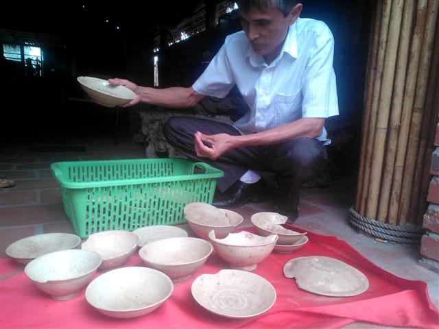 Ông Hồ Bách Khoa, Trưởng Ban quản lý khu di tích quốc gia đặc biệt Nguyễn Du đang nghiên cứu những hoa văn chạm khắc trên nhóm hiện vật cổ
