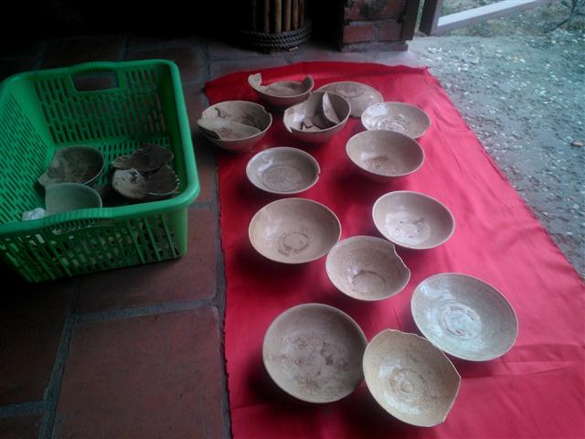 Nhóm hiện vật bằng gốm cổ được phát hiện tại địa bàn thị trấn Nghi Xuân