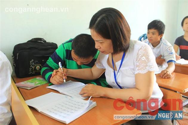 Cô giáo Nguyễn Thị Liên hướng dẫn các học trò khuyết tật tập viết