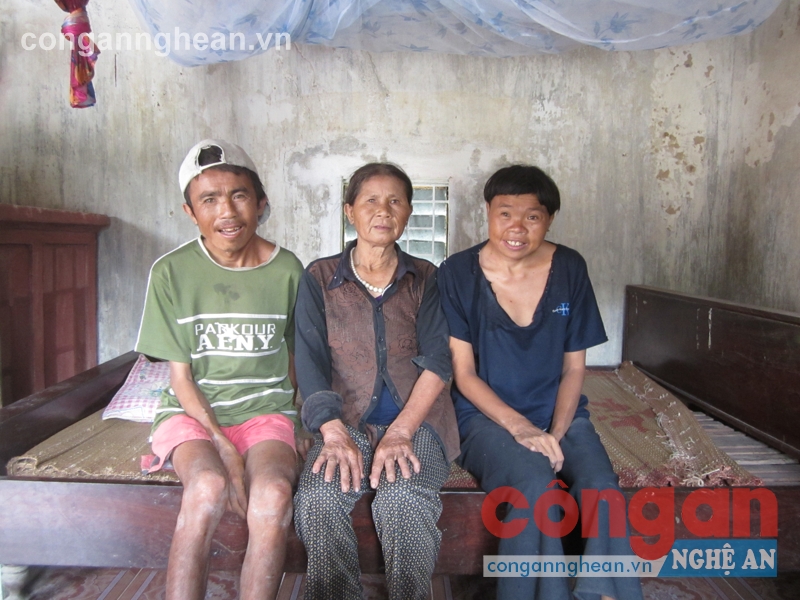 Gia đình ông Cao Thanh Tân và bà Vũ Thị Hồng trú tại huyện Diễn Châu đang mòn mỏi chờ đợi chính sách hỗ trợ nạn nhân bị nhiễm CĐDC