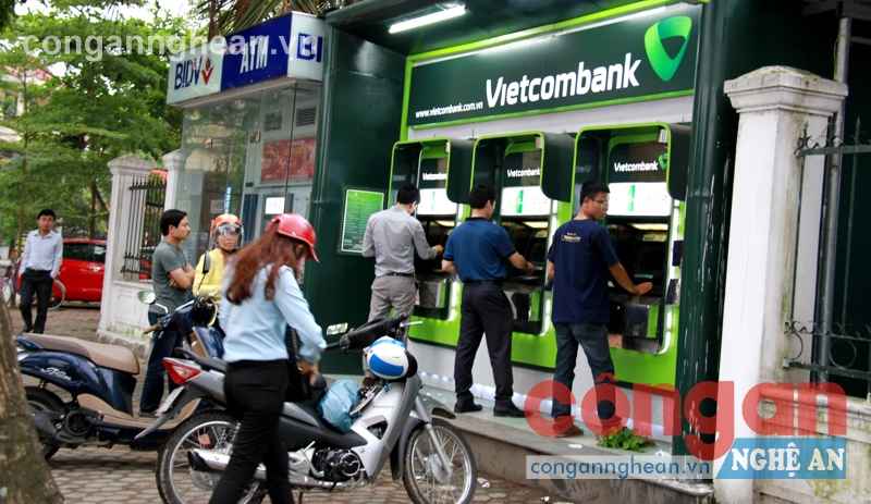 Các điểm rút tiền tự động ATM đặt ngoài trụ sở ngân hàng luôn tiềm ẩn nguy cơ bị tội phạm “nhòm ngó”