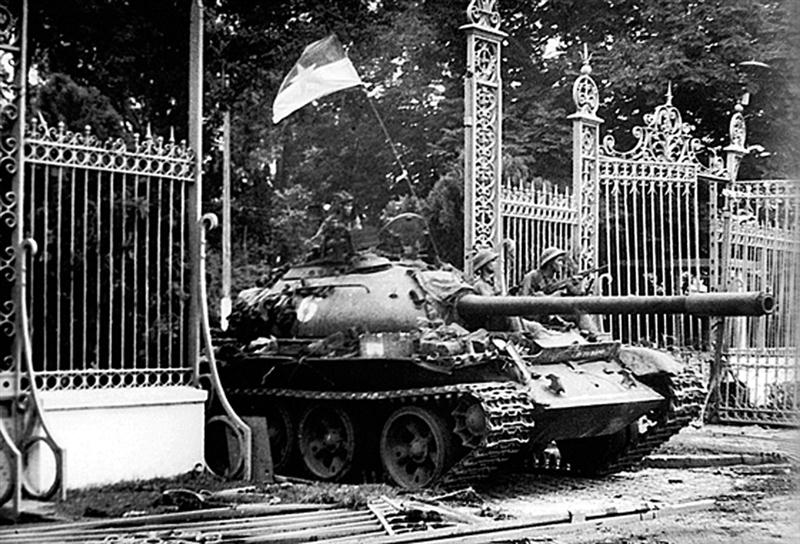 Xe tăng của quân giải phóng tiến vào Dinh Độc Lập ngày 30/4/1975 - Ảnh tư liệu