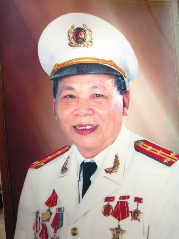 Đồng chí Đại tá Hồ Văn Hiến