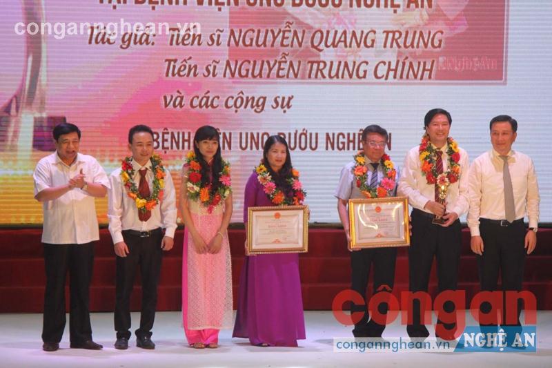 Đồng chí Nguyễn Xuân Đường, Chủ  tịch UBND tỉnh trao giải  cho các tác giả đạt giải   