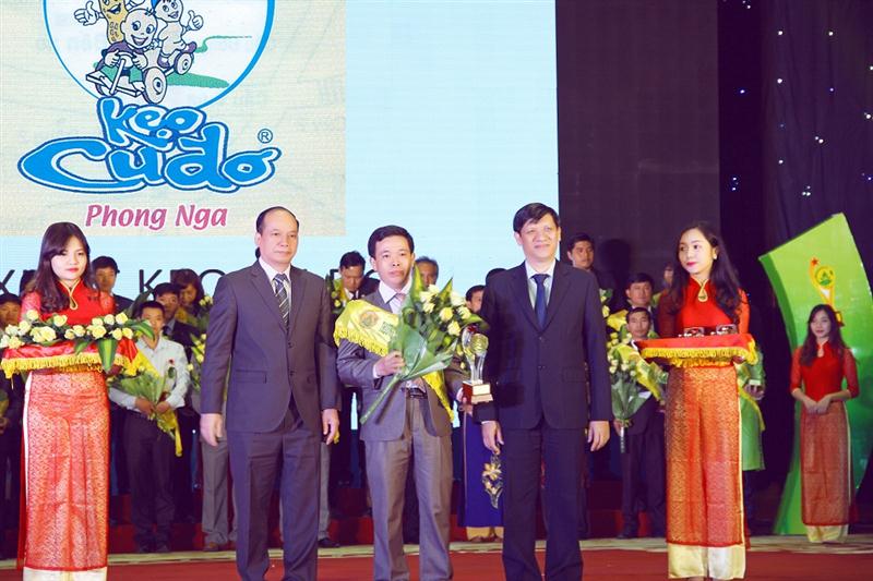 13 Anh Nguyễn Văn Phong trong buổi nhận giải “Thương hiệu vàng thực phẩm Việt Nam năm 2014