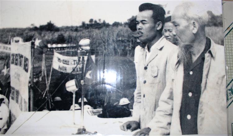 Ông Nguyễn Sinh Quế, người đứng cạnh Bác  trong lần Bác về thăm quê lần thứ hai - Ảnh tư liệu