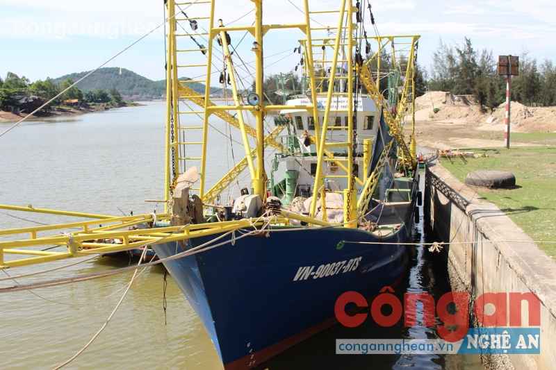 Tàu vỏ thép của ngư dân Nguyễn Quốc Trọng ở xã Nghi Quang,  huyện Nghi Lộc sau chuyến ra khơi trở về