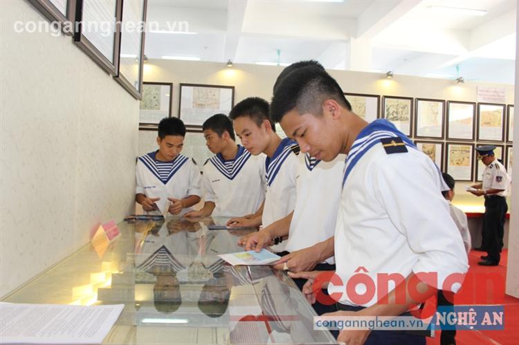 Chiến sỹ Hải quân tìm hiểu về                                                        chủ quyền quần đảo Hoàng Sa, Trường Sa của Việt Nam