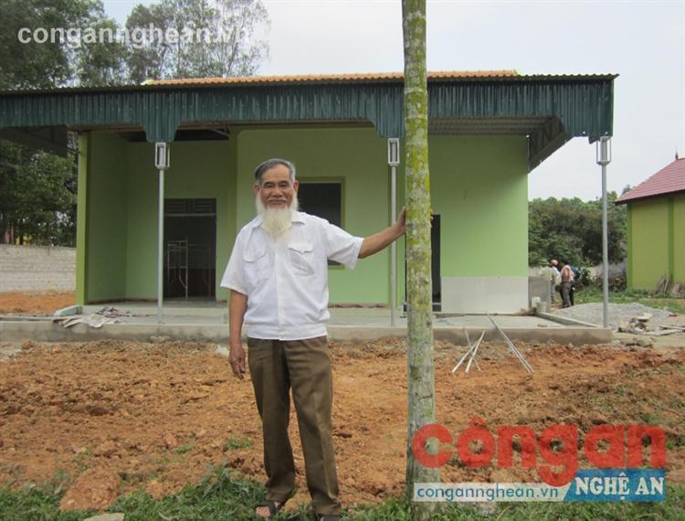 Ông Nguyễn Thế Viên trước ngôi nhà tình nghĩa do Hội CCB Nghệ An xây tặng mà sắp tới, ông sẽ trao tặng để làm thư viện của xóm 