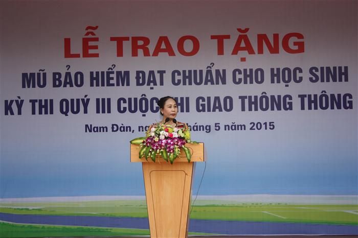 Đồng chí Đinh Thị Lệ Thanh- Phó Chủ tịch UBND tỉnh phát biểu tại buổi lễ