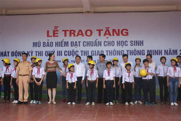 3.	Đại diện ỦY ban ATGTQG và lãnh đạo tỉnh Nghệ An trao MBH cho các em học sinh